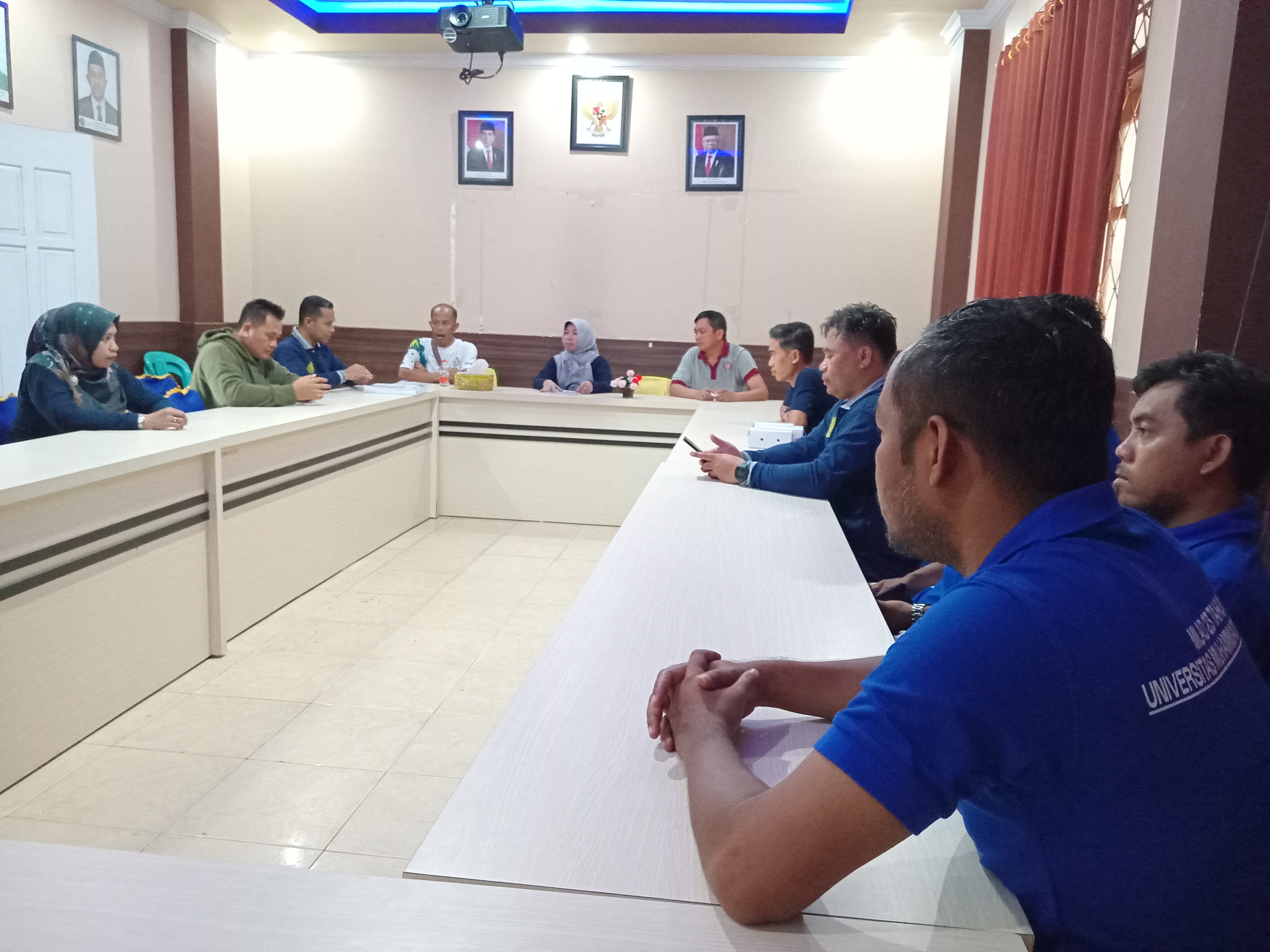 Rapat Sosialisasi dan Penyerahan Pedoman Peraturan Akademik Universitas Muhammadiyah Buton