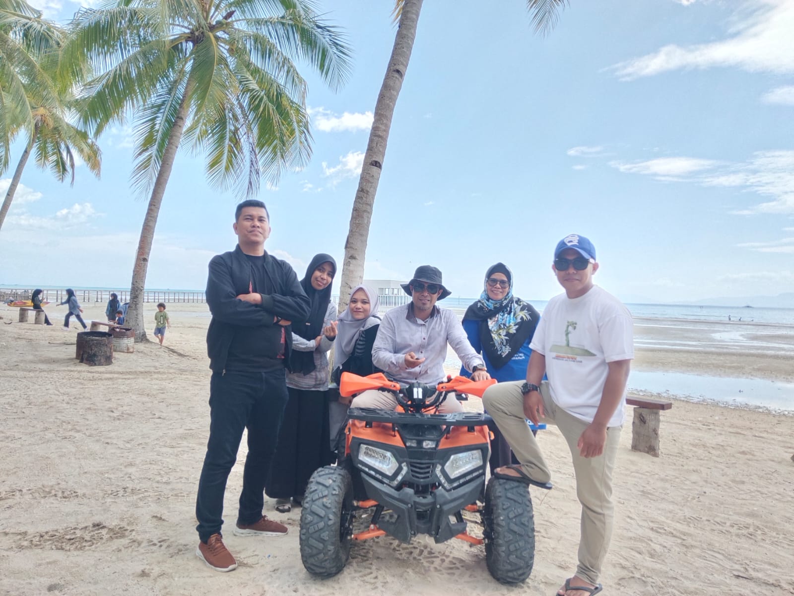 Lembaga Penjaminan Mutu Universitas Muhammadiyah Buton Menggelar Kegiatan Family Gathering di Pantai Ladado Kecamatan Mawasangka Kabupaten Buton Tengah